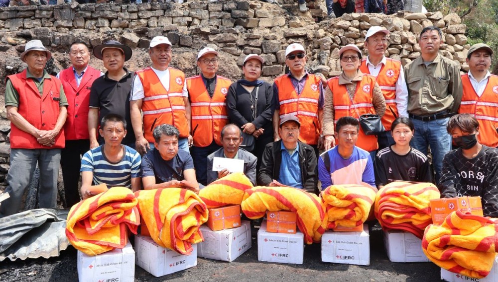 IRCSN extended relief assistance to families affected by the fire incident at Officers’ Hill Colony Kohima on April 2.